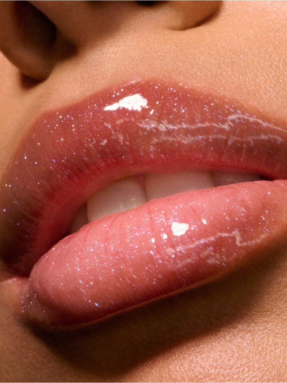 MAC Lipglass Air Non-Sticky Gloss — Hint of Mint - Picture 2 of 4